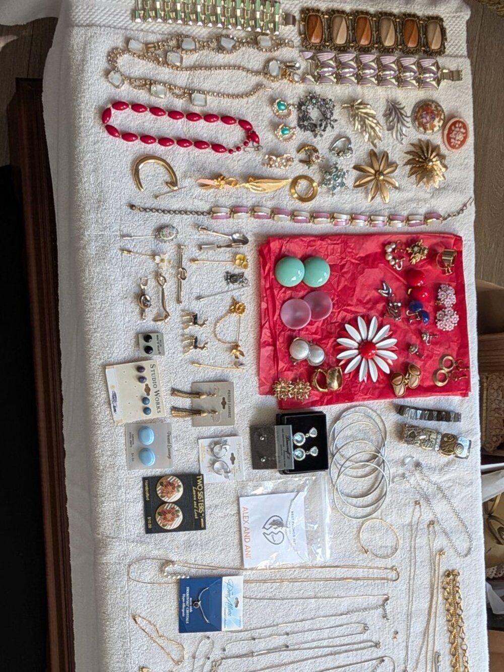 LOT OF VINTAGE & MODERN COSTUME JEWELRY AND JEWELRY BOXES! OVER 100 PIECES! - Picture 3 of 12